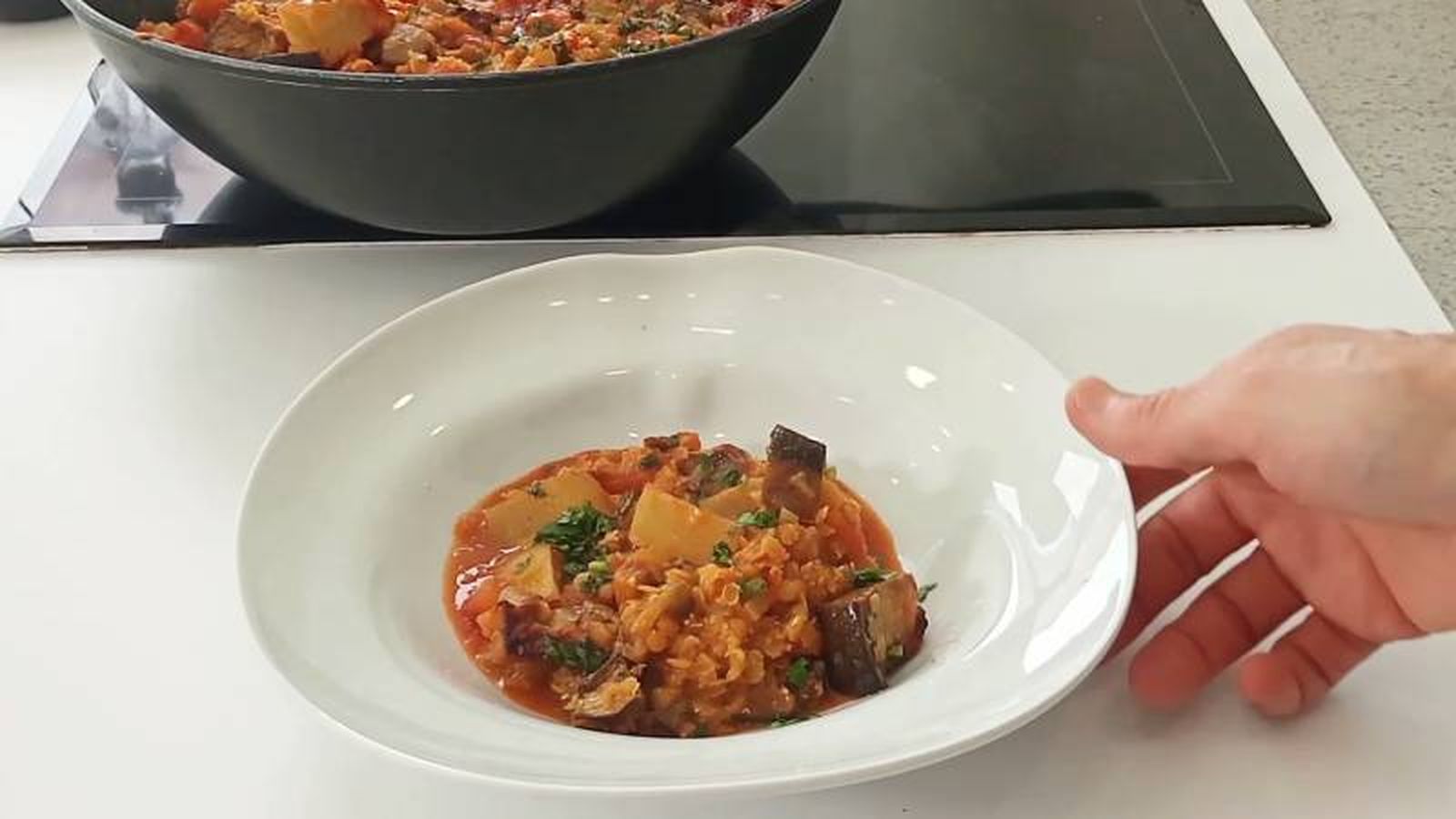 Sirve el plato de lentejas rojas con berenjenas y patatas