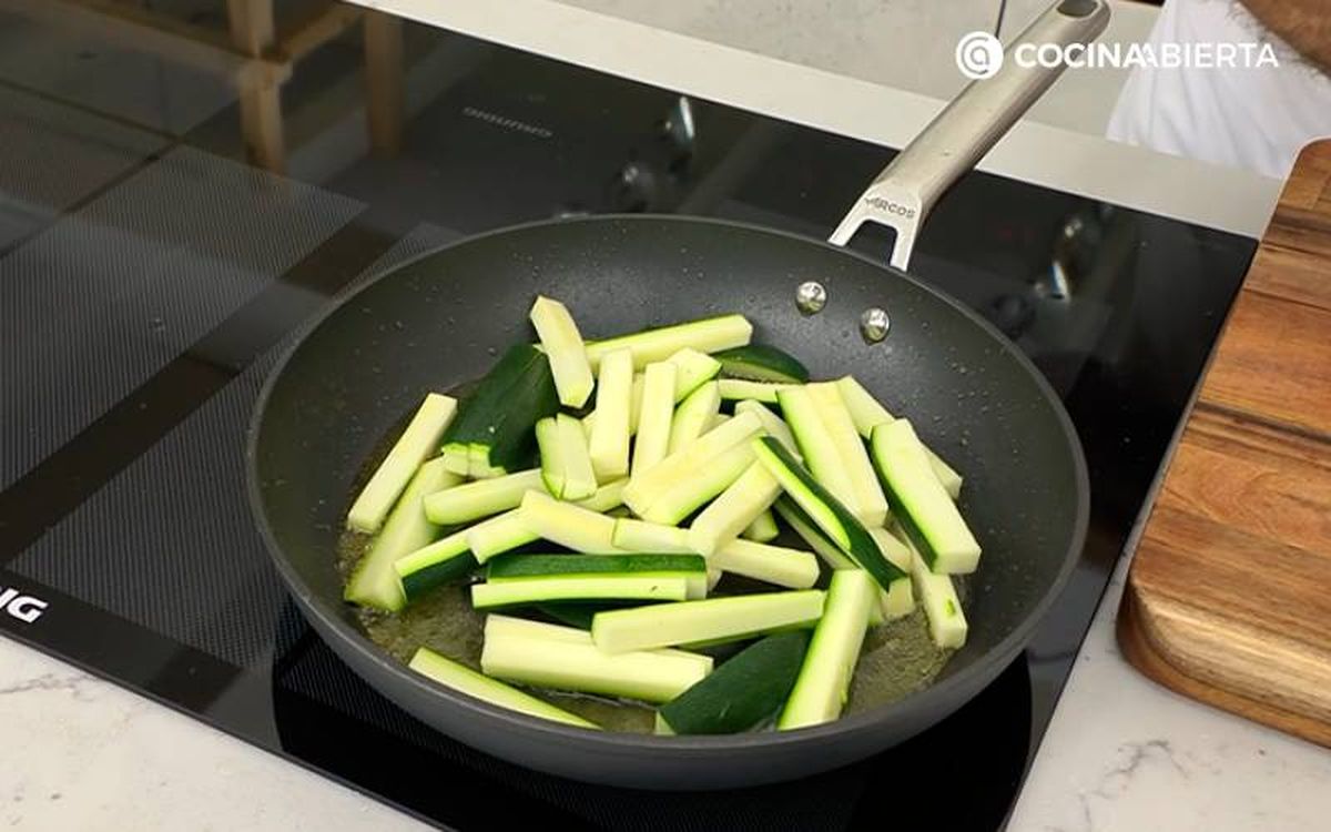 Saltea el calabacín en una sartén a fuego medio