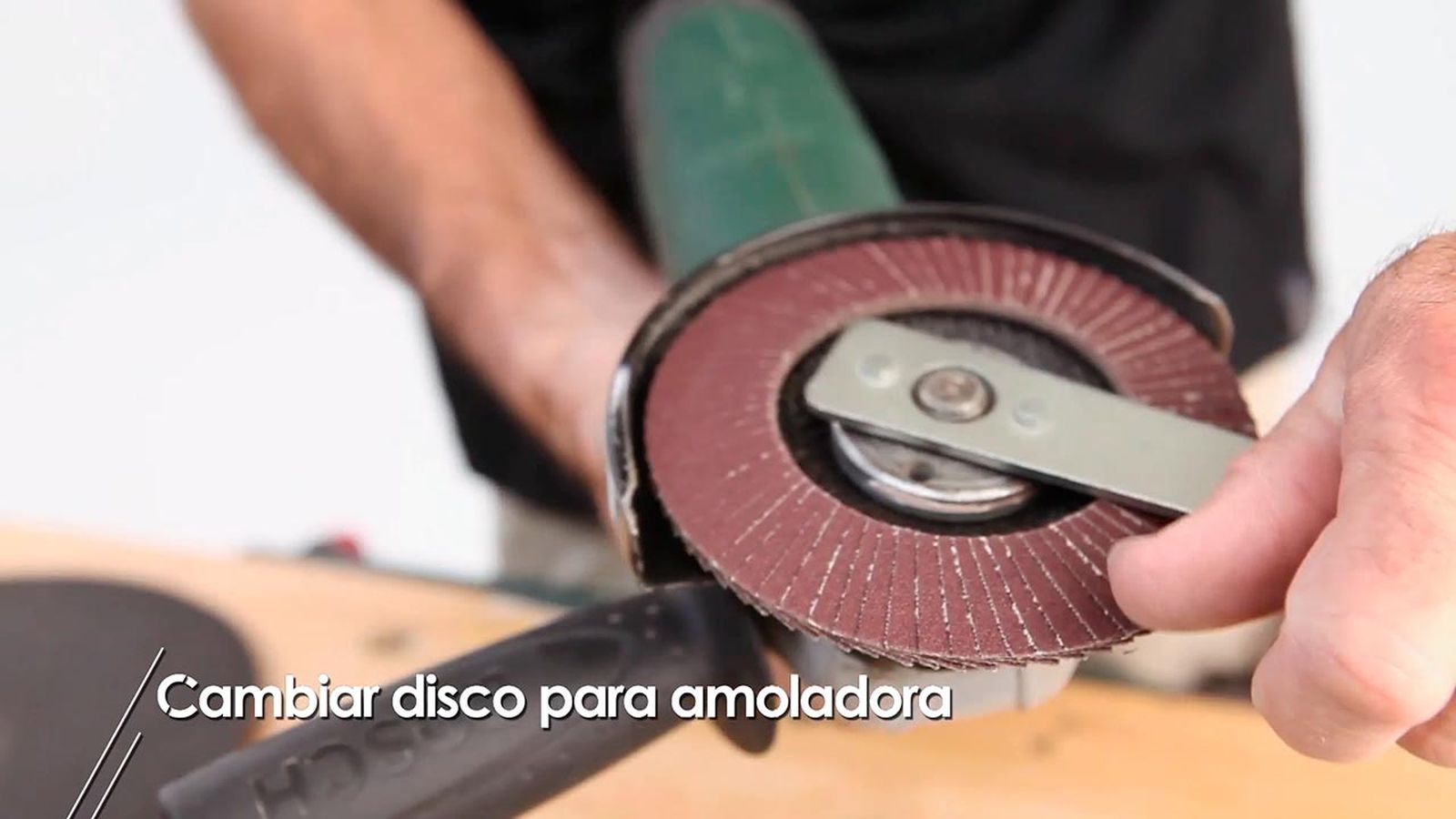 Como se coloca el disco en la amoladora paso 3