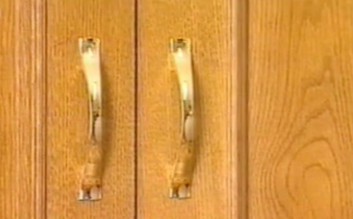 Cómo cambiar el pomo de un armario paso 10