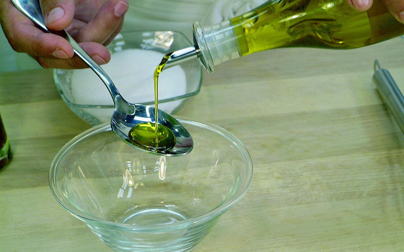 El primer paso es echar las cucharadas de aceite en el bol