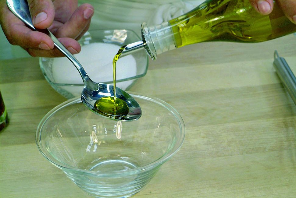 El primer paso es echar las cucharadas de aceite en el bol