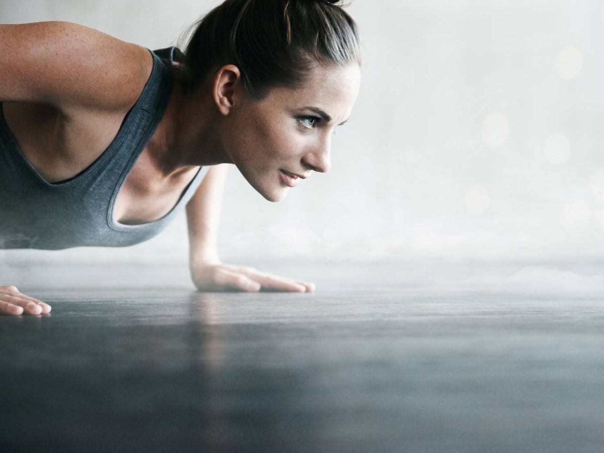 Rutina equilibrada con la que podrás trabajar bíceps, tríceps, antebrazos y hombros.