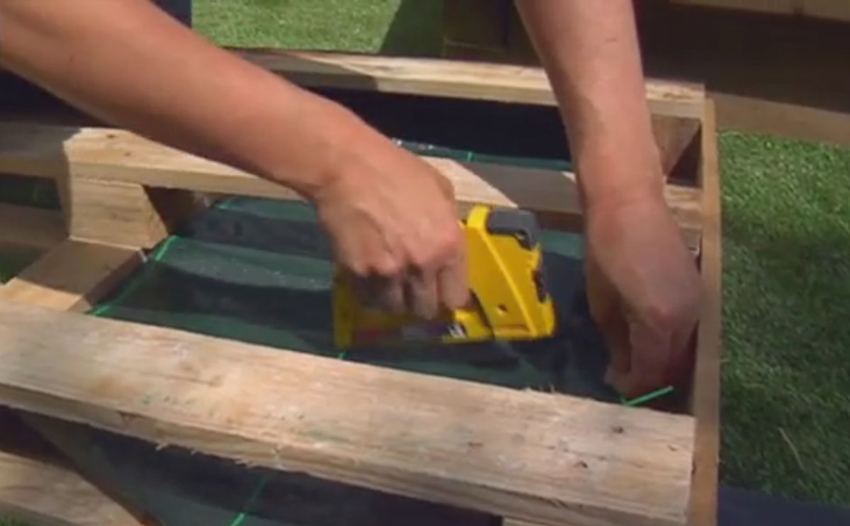 Jardín vertical con un palé paso 1