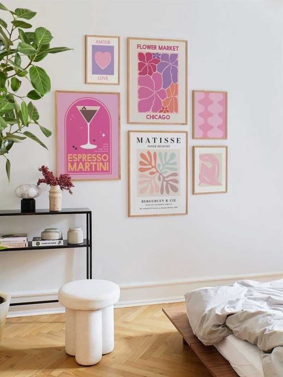 Dormitorio con láminas disco aesthetic con ilustraciones de copas.