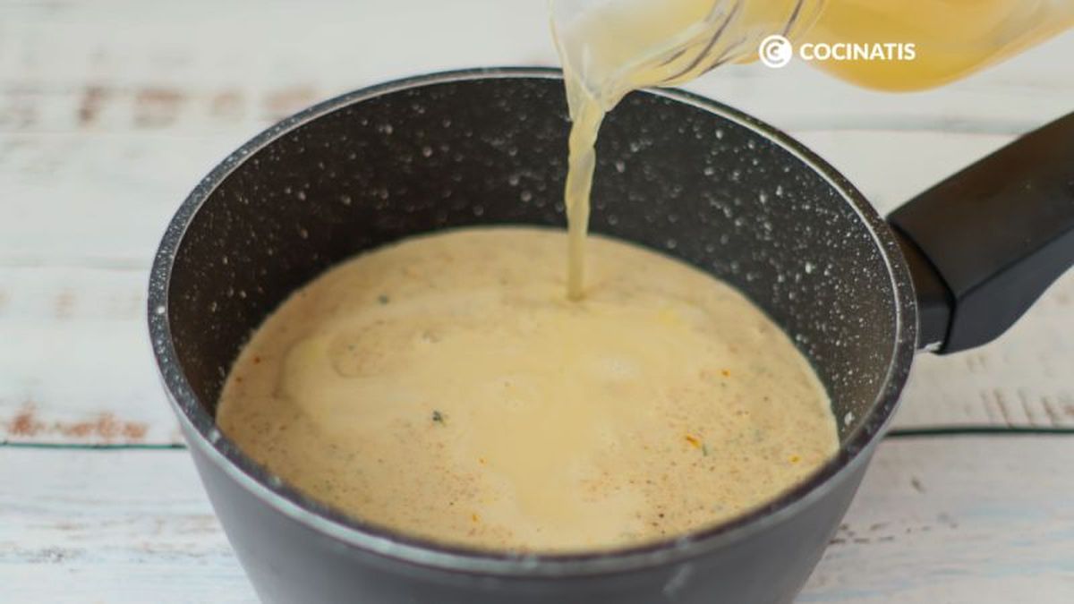 Agregamos el caldo restante a la sopa en un cazo