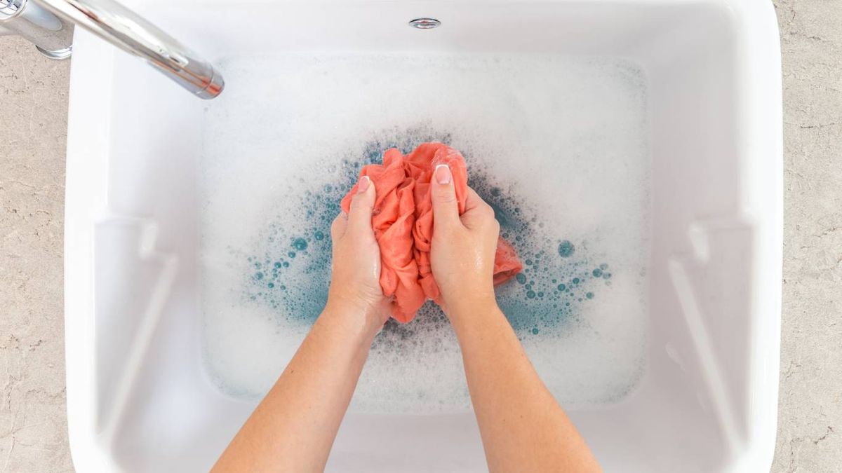 Lavar la prenda es uno de los pasos para quitar las manchas de silicona.