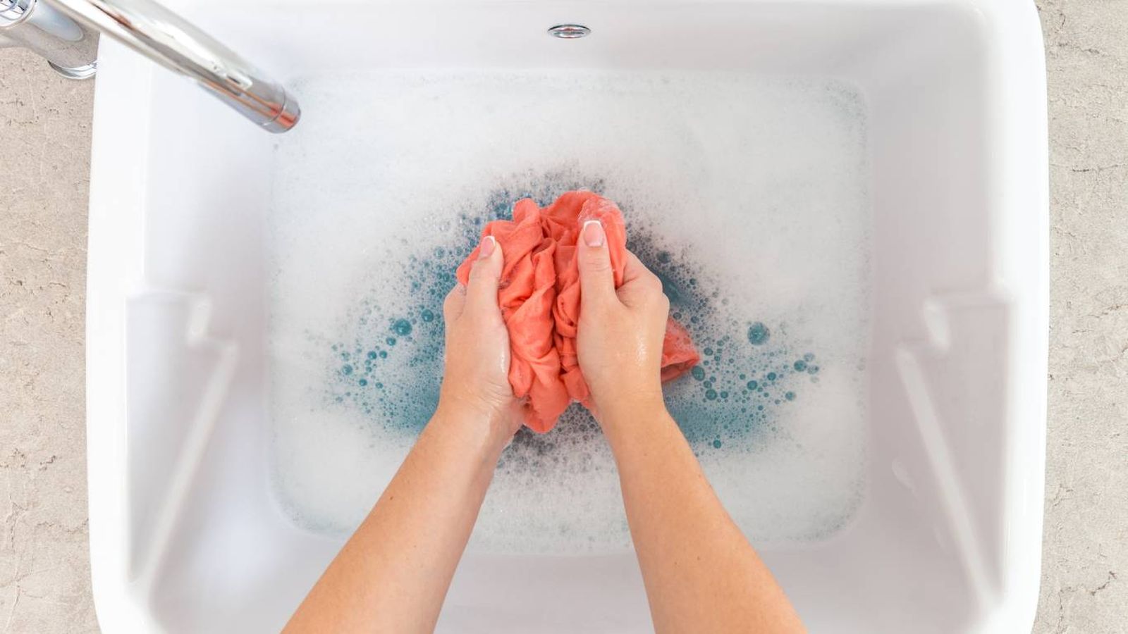 Lavar la prenda es uno de los pasos para quitar las manchas de silicona.