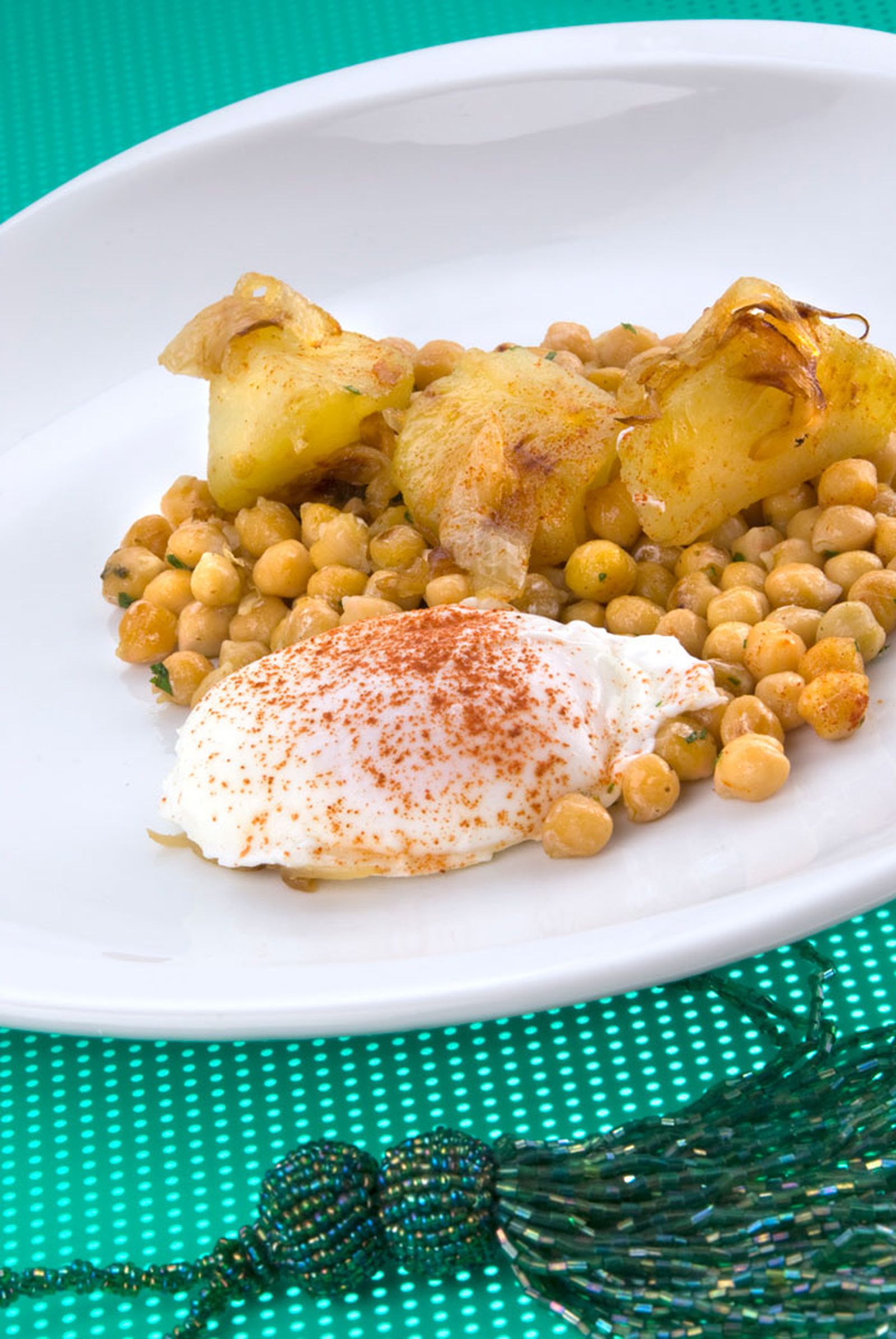 Garbanzos fritos con huevo escalfado