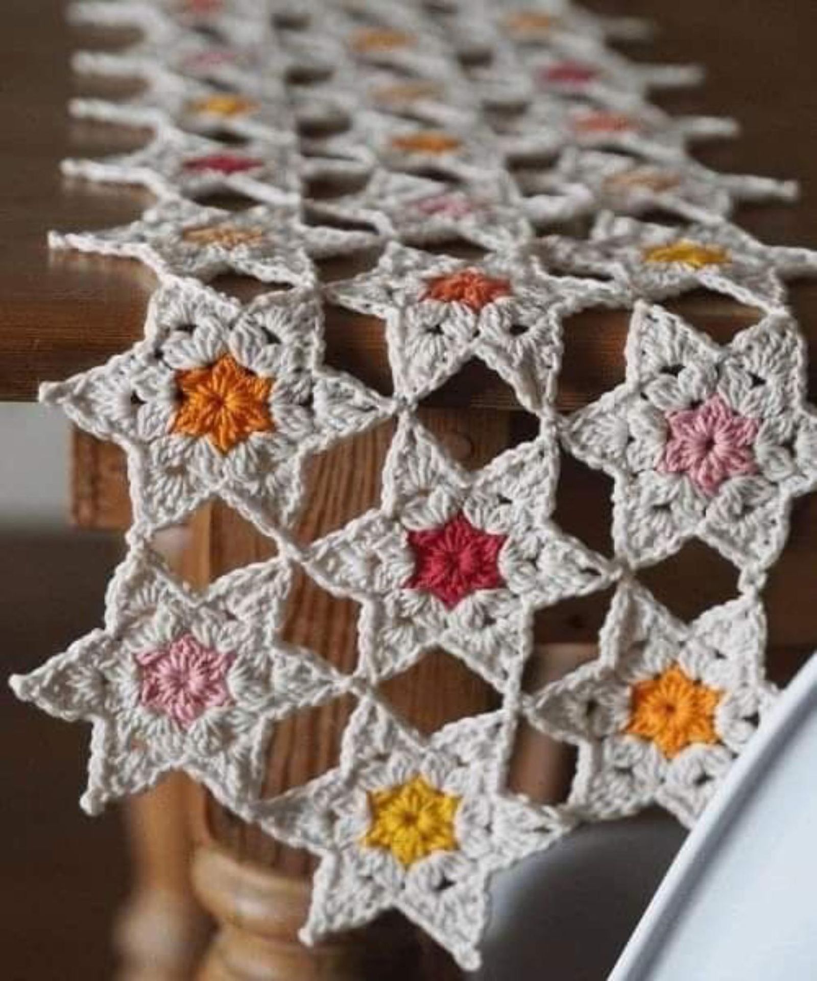 Camino de mesa a crochet con patrón de estrellas.