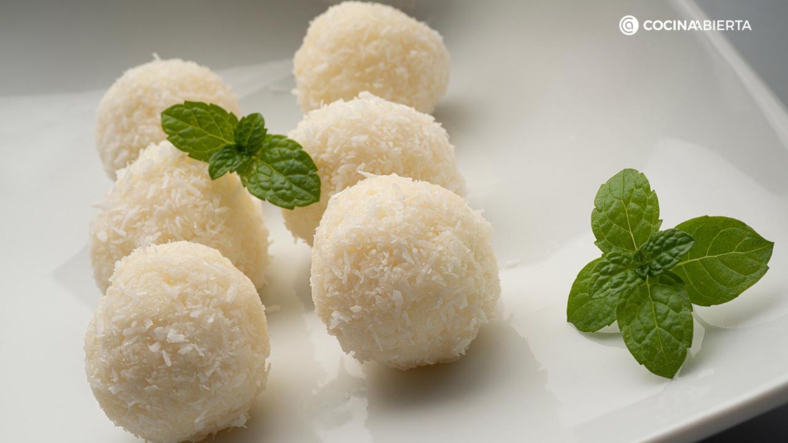 Sólo necesitas dos ingredientes para elaborar estas deliciosas bolitas de coco