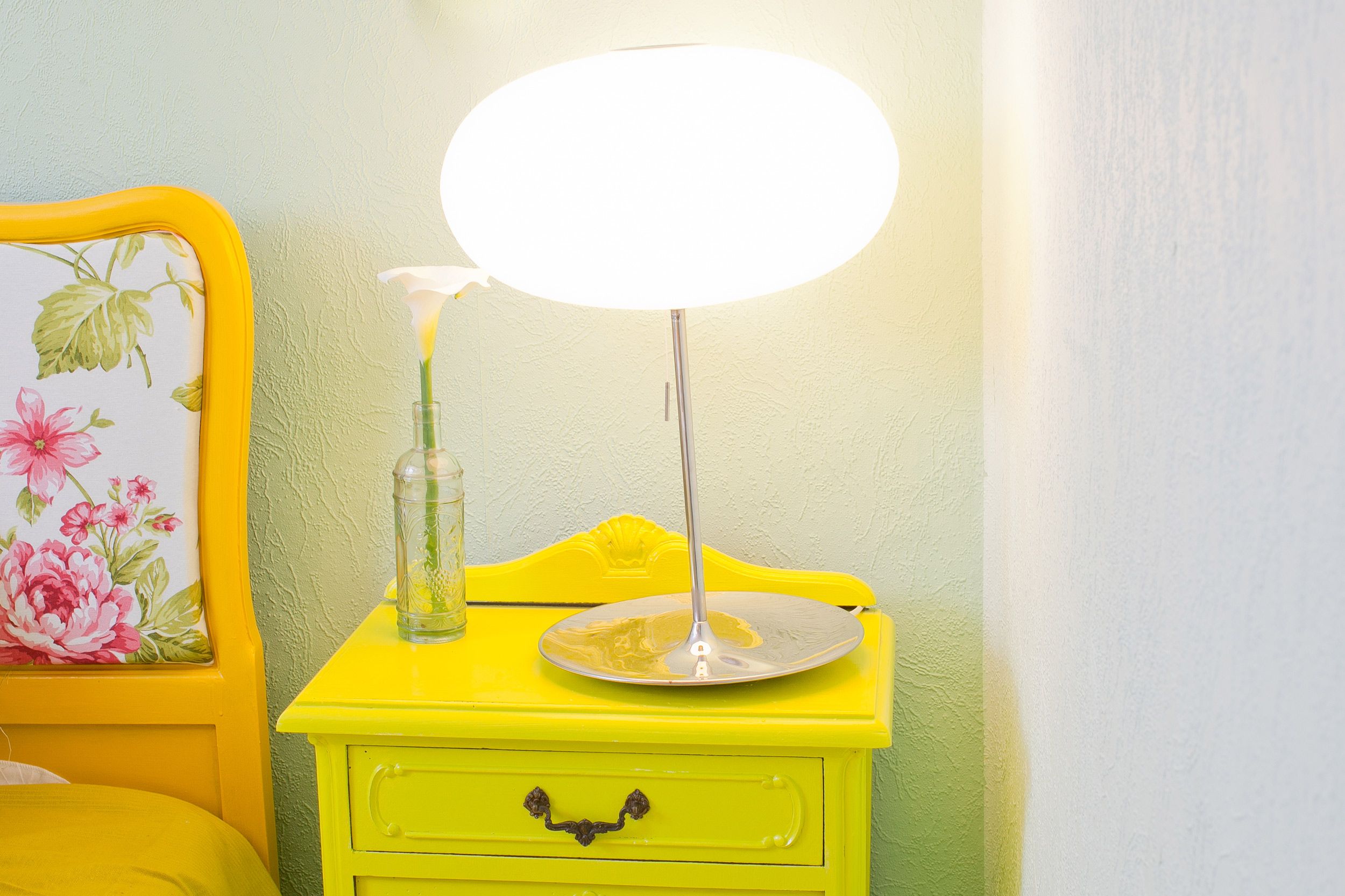 Dormitorio primaveral con colores alegres 2
