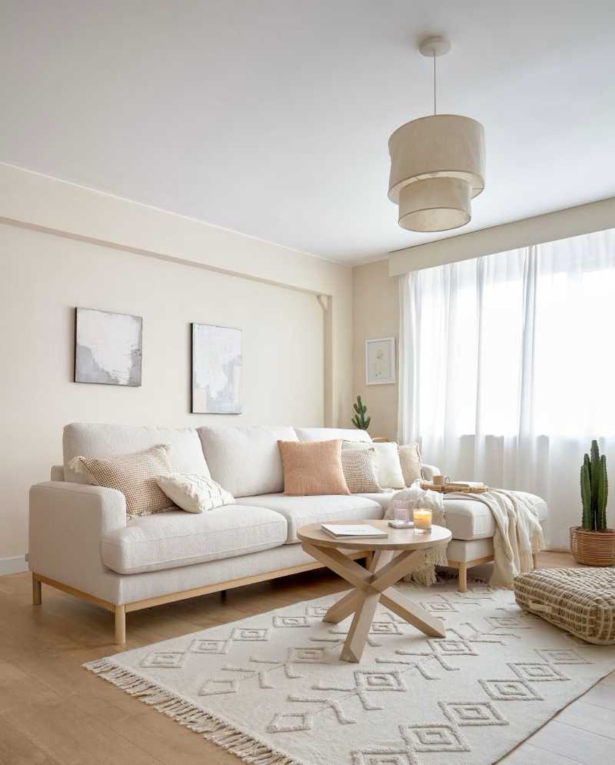 Salón moderno y atemporal con decoración en tonos claros.