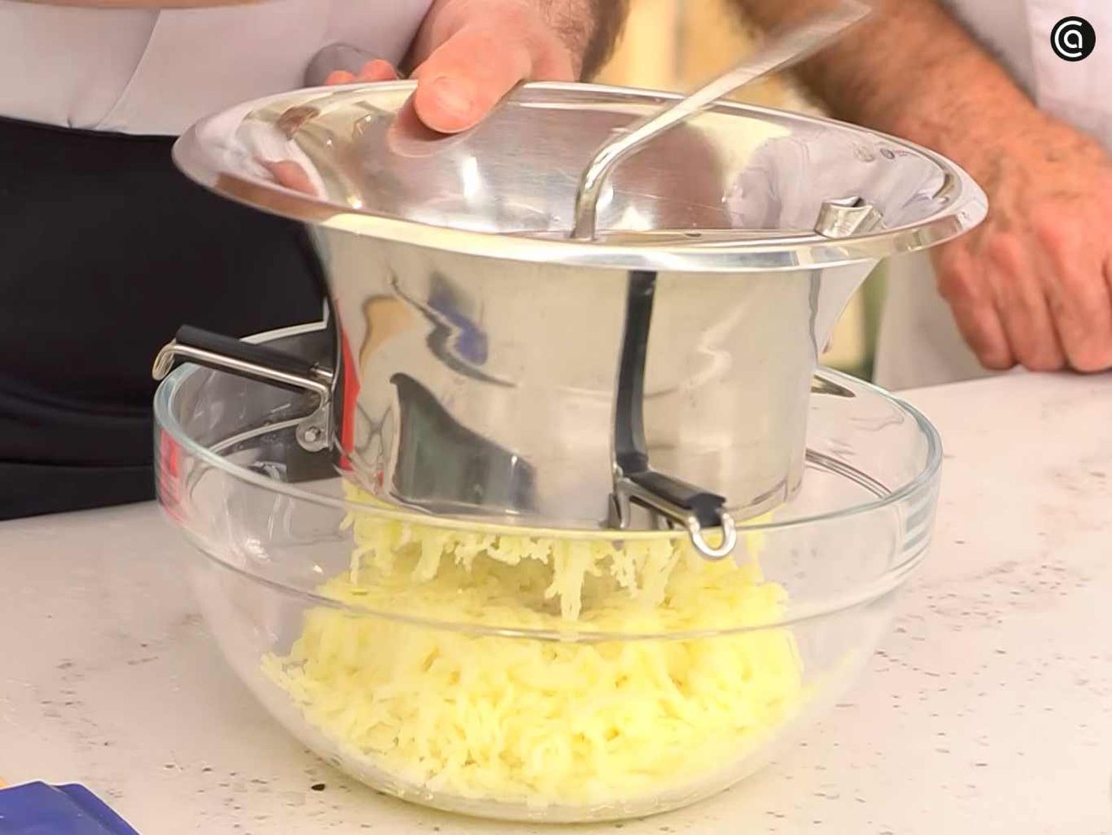 Pasa la patata cocida por el pasapurés