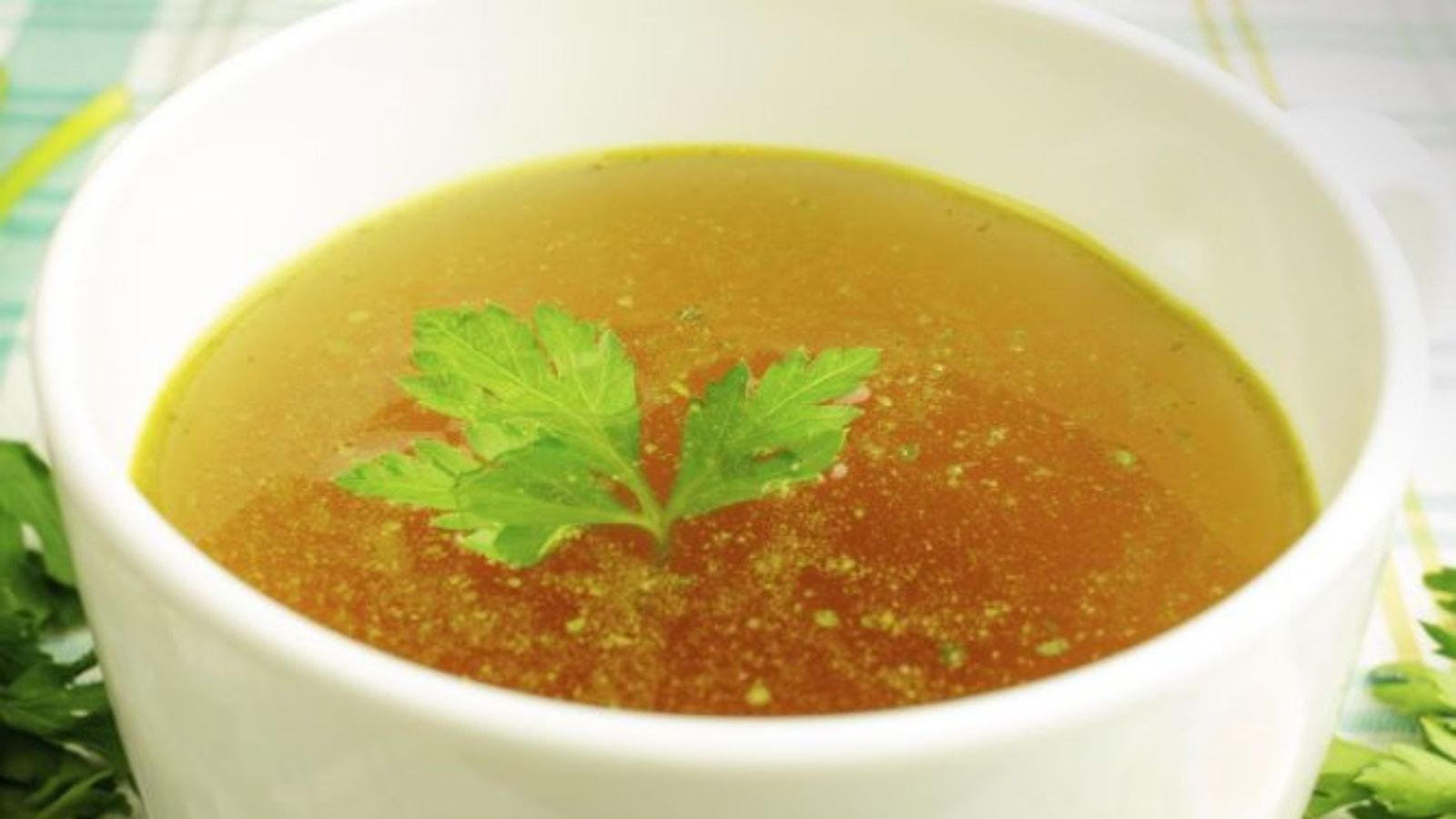 Aprende a elaborar un caldo de carne casero, la base perfecta para tus guisos