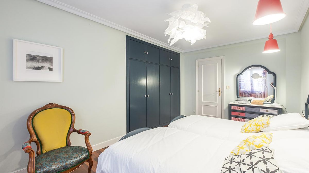 Dormitorio de estilo retro y elegante después 6