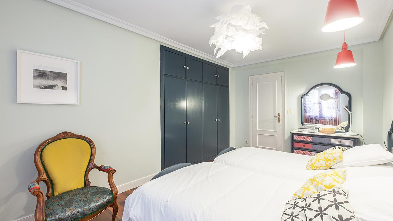 Dormitorio de estilo retro y elegante después 6