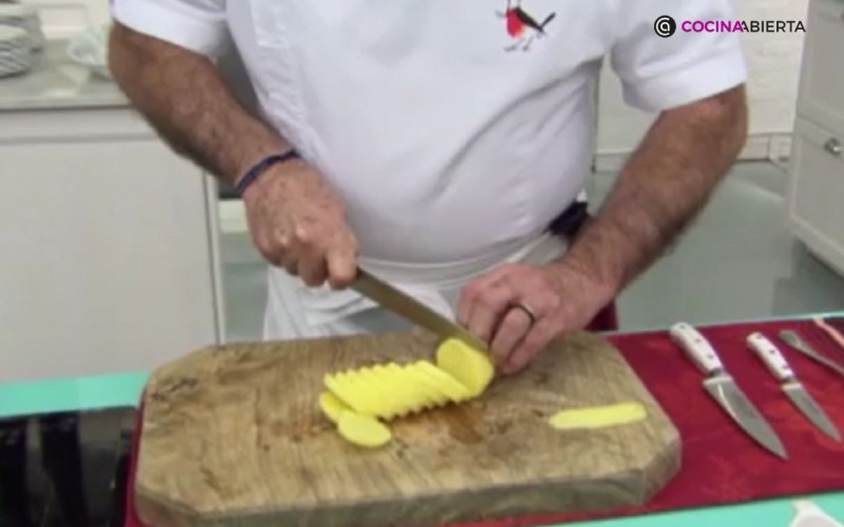 Las patatas se cortan en rodajas