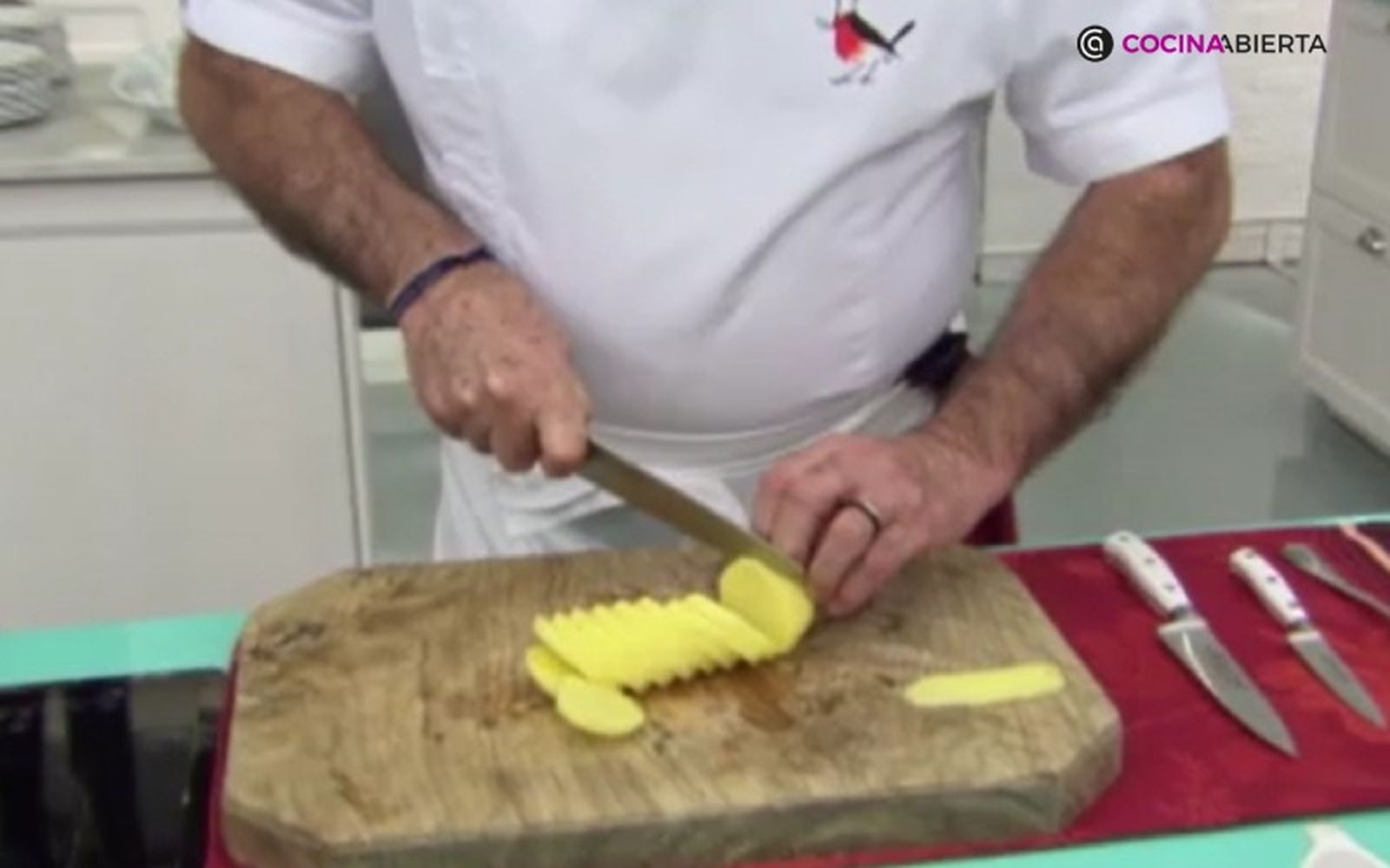 Las patatas se cortan en rodajas
