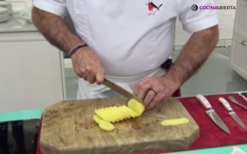 Las patatas se cortan en rodajas