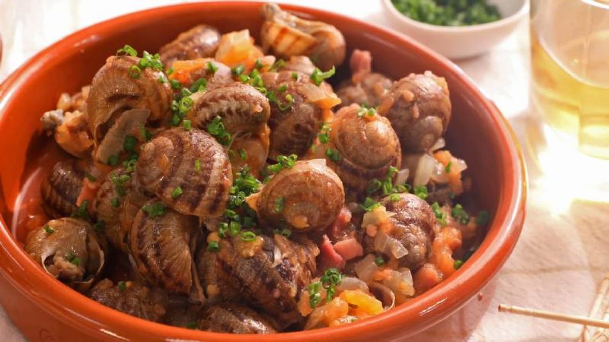 Disfruta de estos caracoles salteados con ajo y jamón