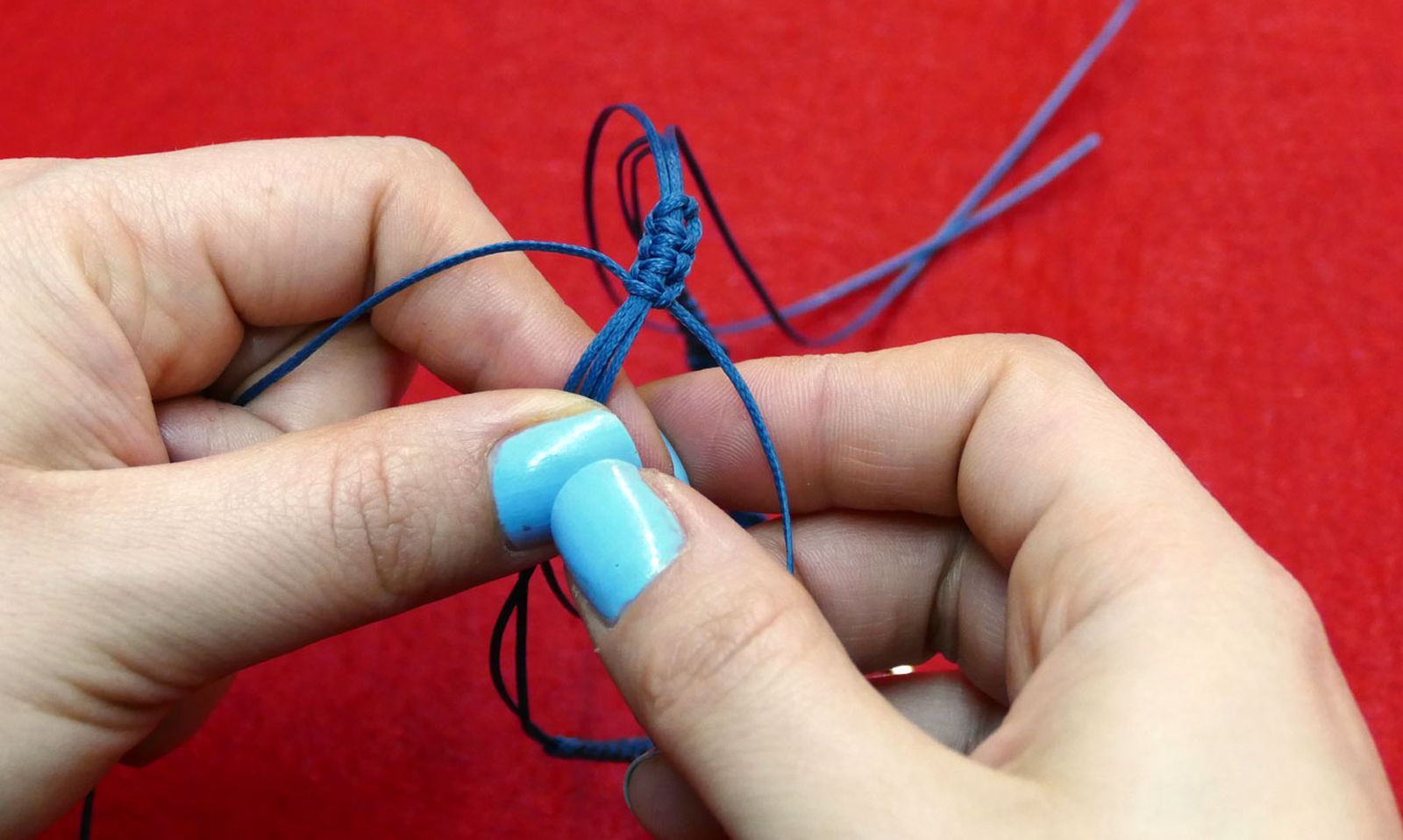cómo hacer una pulsera macrame paso9