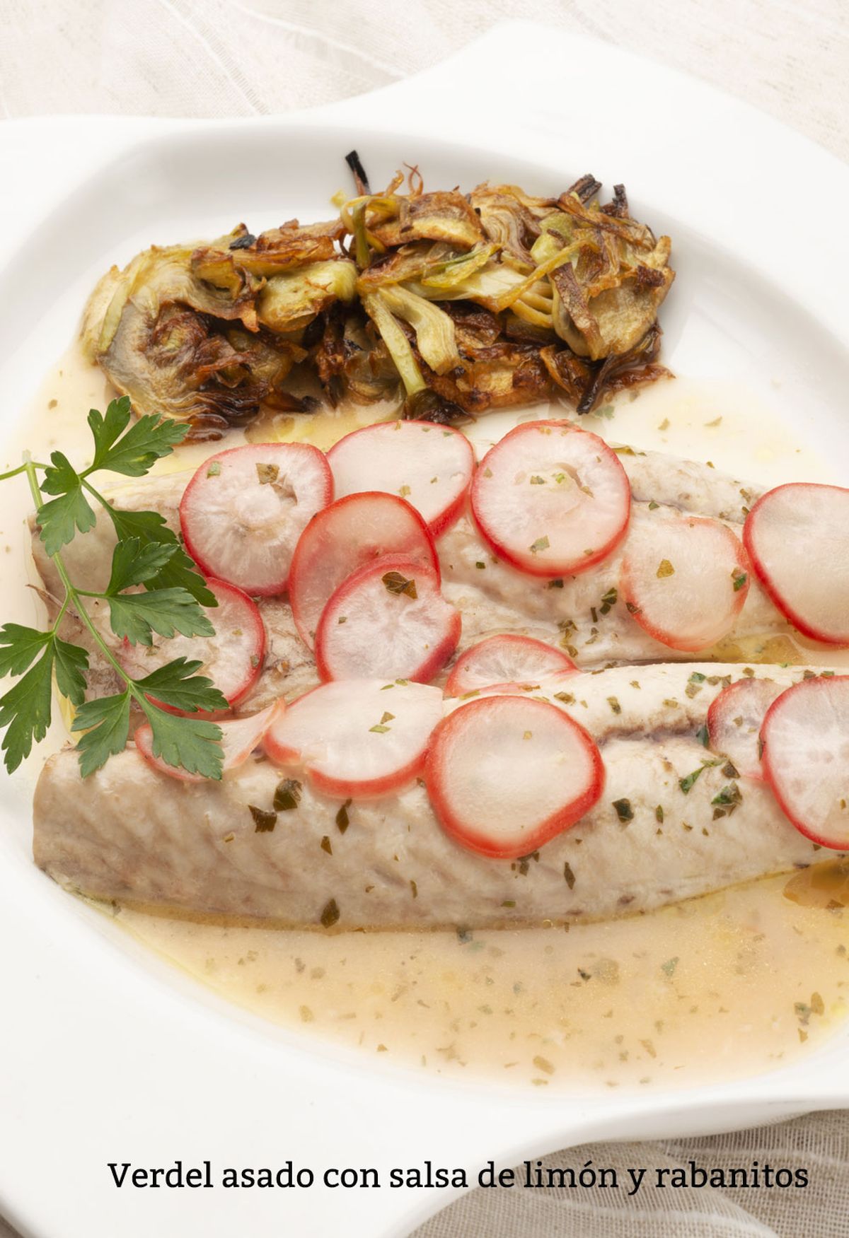 verdel asado con salsa de limón y rabanitos v
