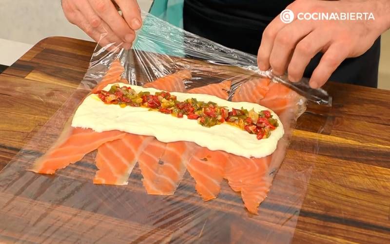 Elaboración de la receta de rulo de salmón ahumado relleno de brandada - Rellenar el salmón y darle forma de rulo