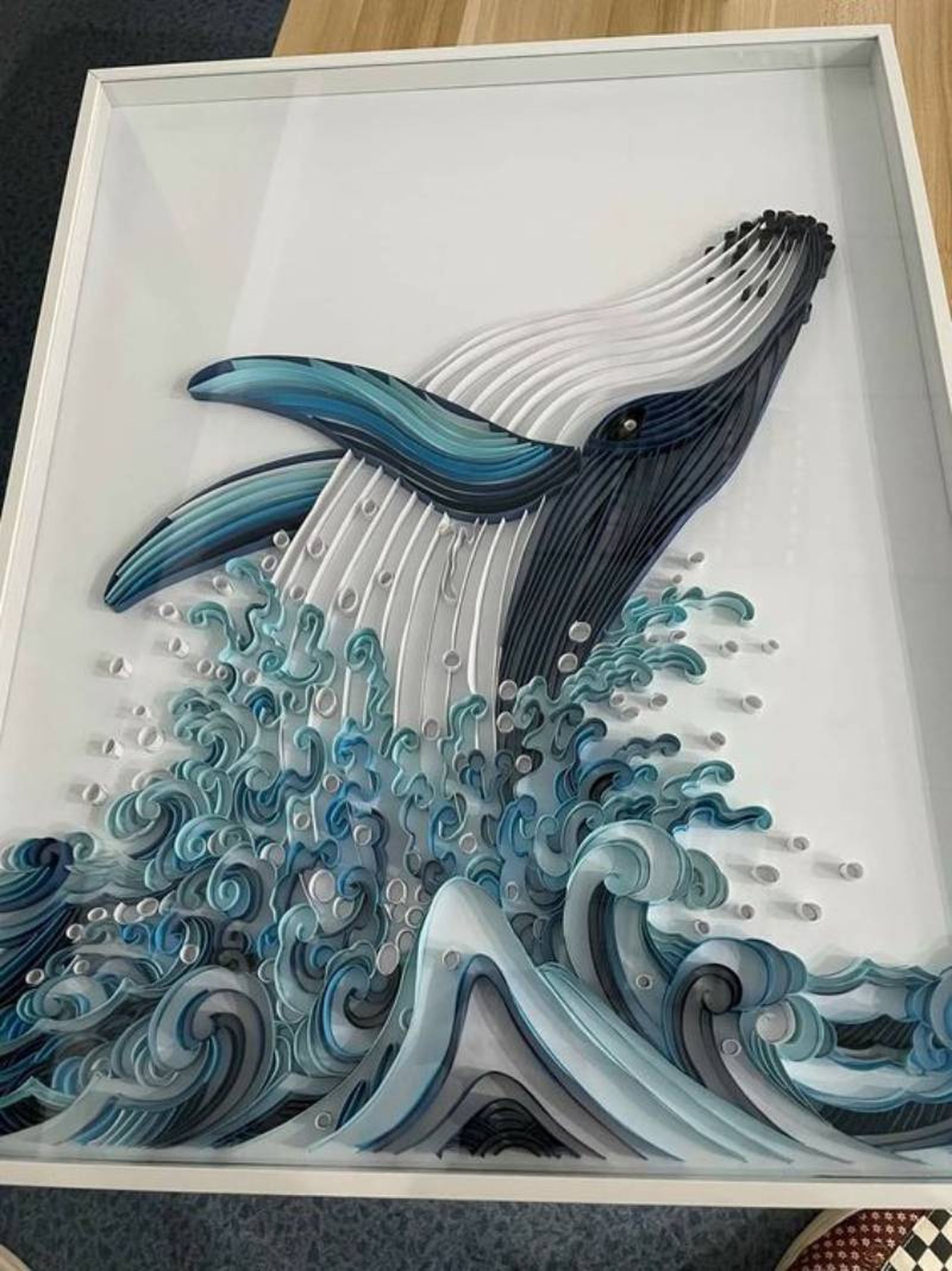 Cuadro de ballena hecho con filigrana.