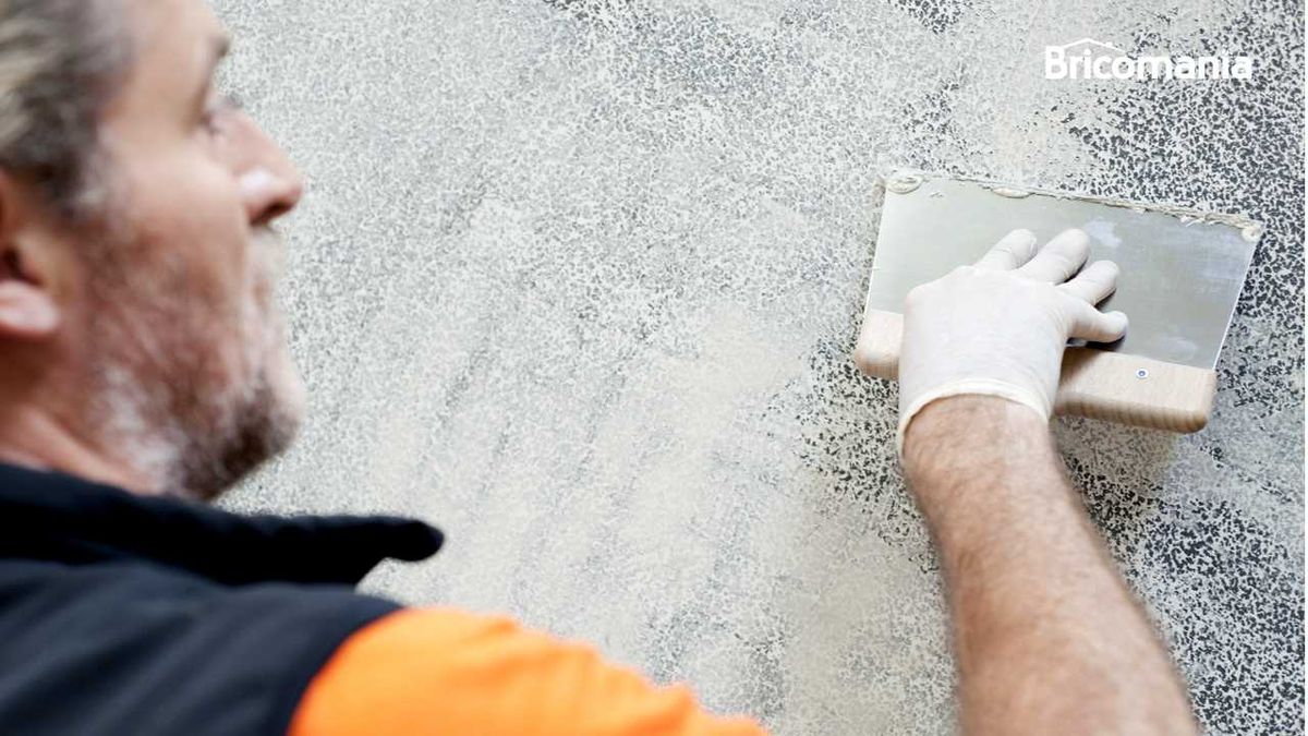 Kristian Pielhoff alisando una pared con gotelé