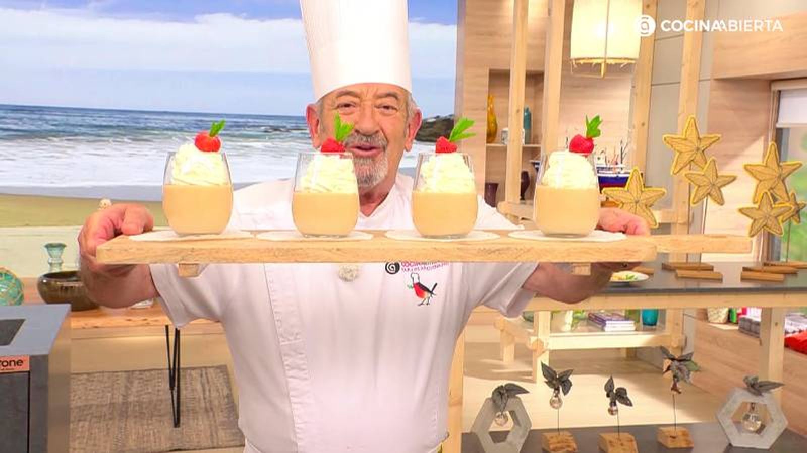 Introduce un ramillete de menta en las 4 fresas reservadas y colócalas encima de la nata y sirve