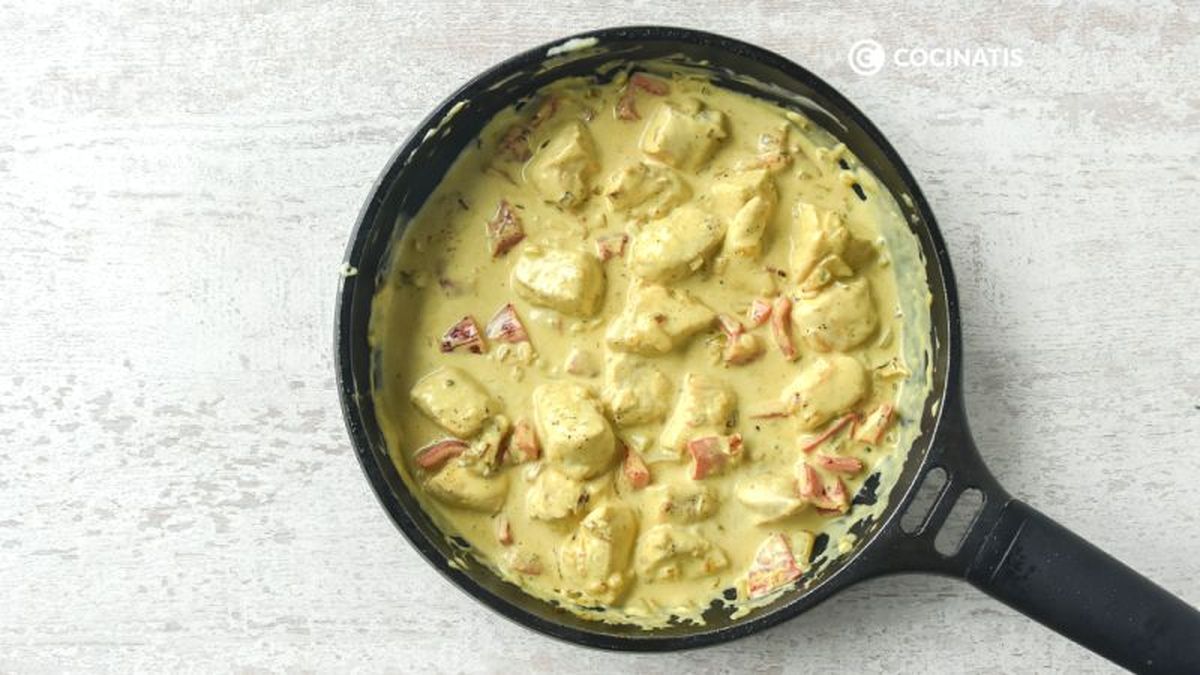 Cocinamos el pollo en la salsa de curry