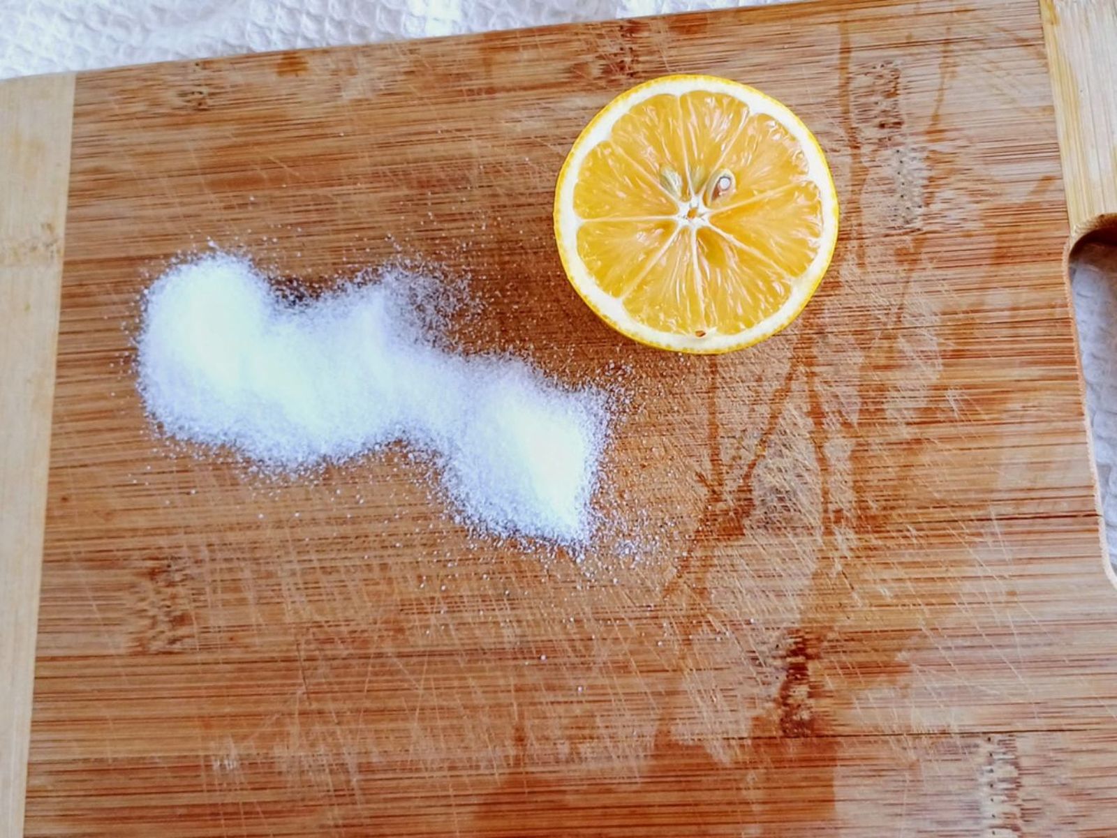 Sal y limón para limpiar tabla de madera.