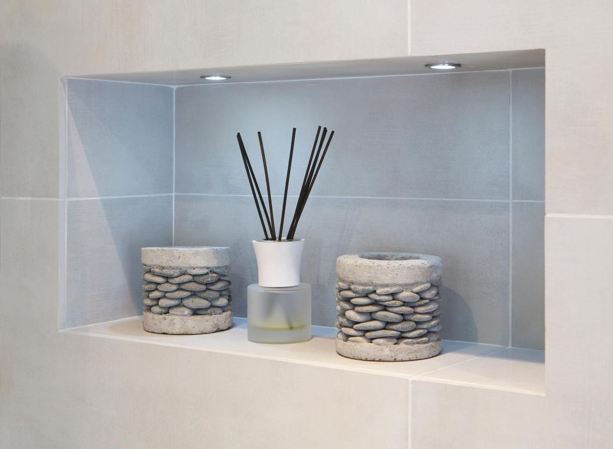 Madera y piedra para decorar el baño 11