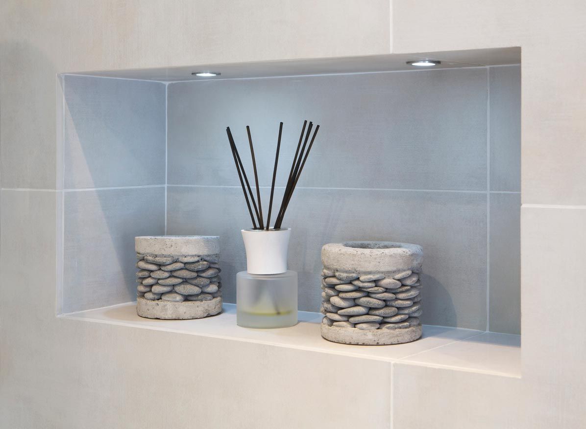 Madera y piedra para decorar el baño 11