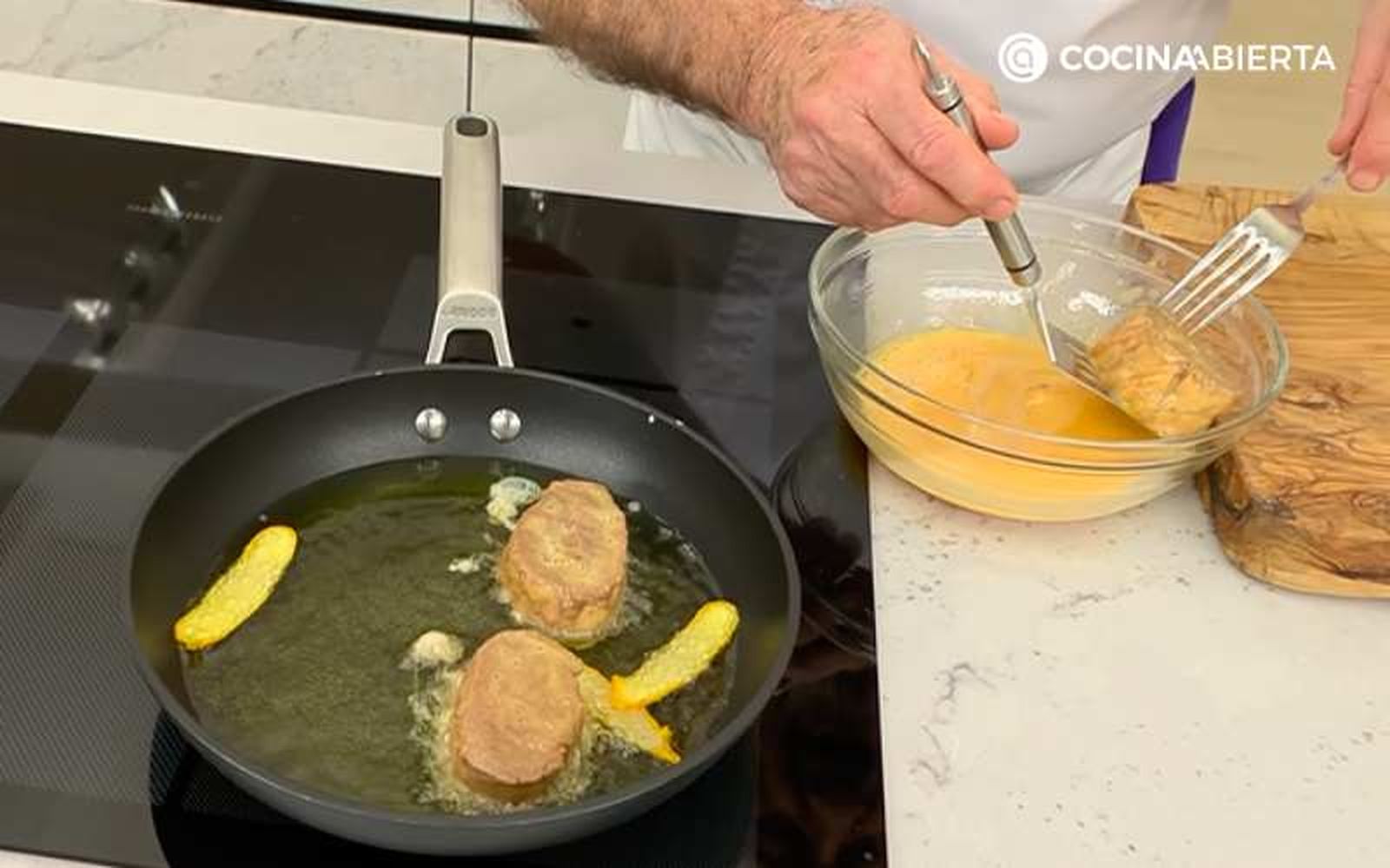 Reboza con huevo batido y fríe las torrijas