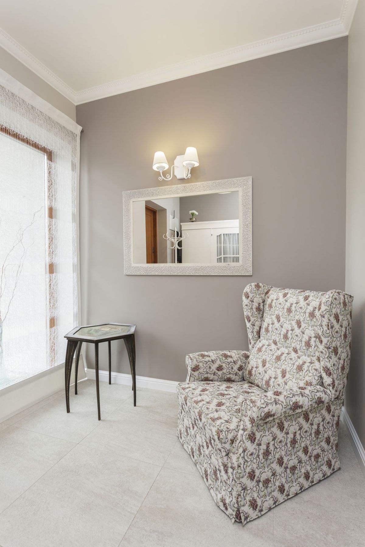 Cómo hacer que el salón parezca más grande   espejos