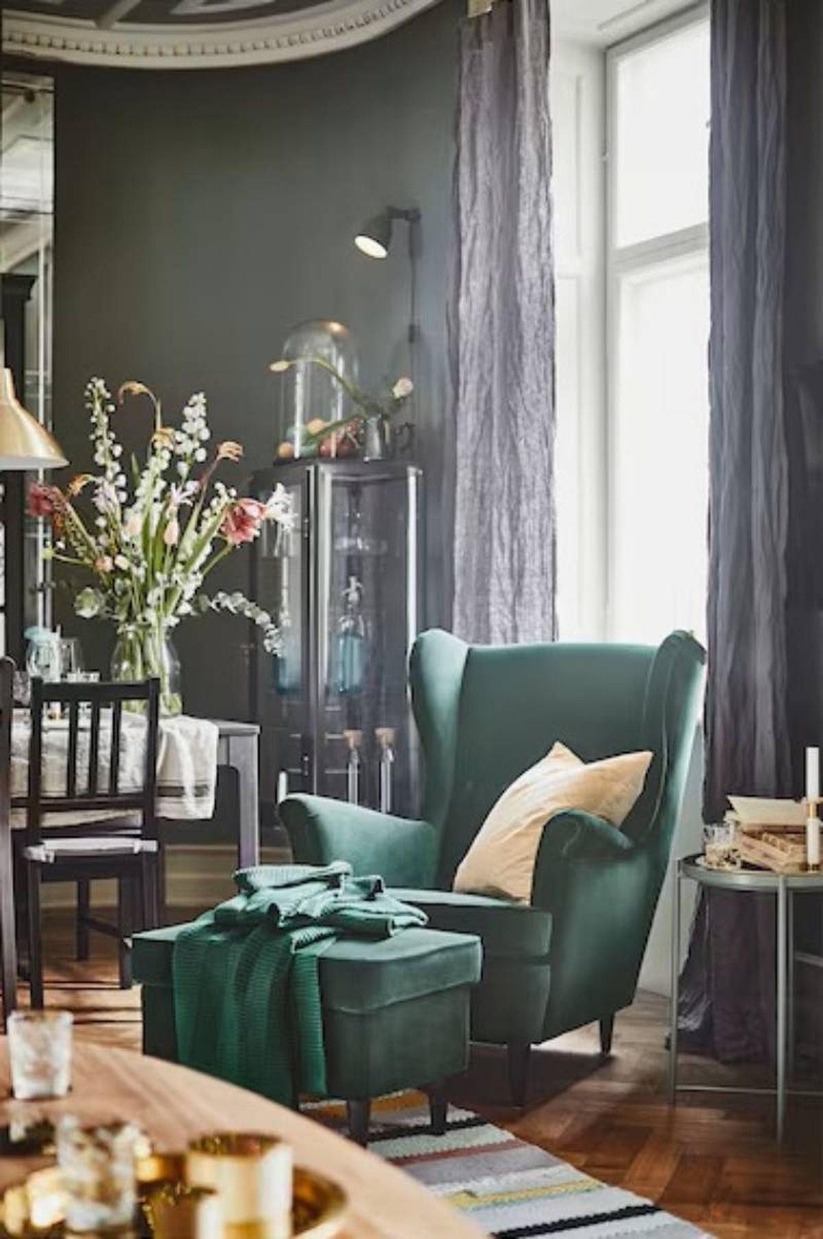 Salón elegante con sillón Strandmon verde de Ikea.