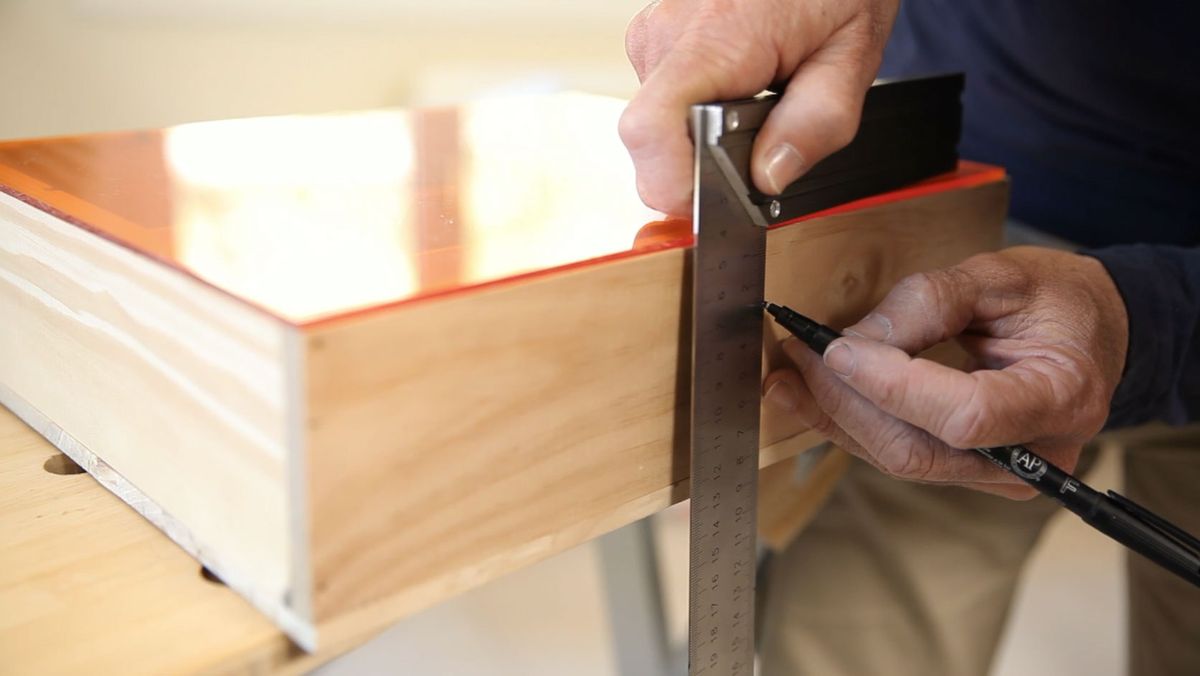 Cómo fijar una tapa para una caja con cinta americana paso 2