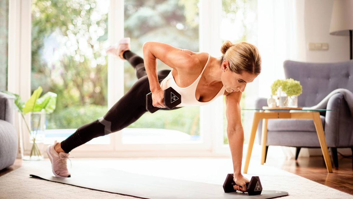 Remo con mancuerna en posición de plancha, un ejercicio completo para fortalecer espalda, abdomen y brazos.