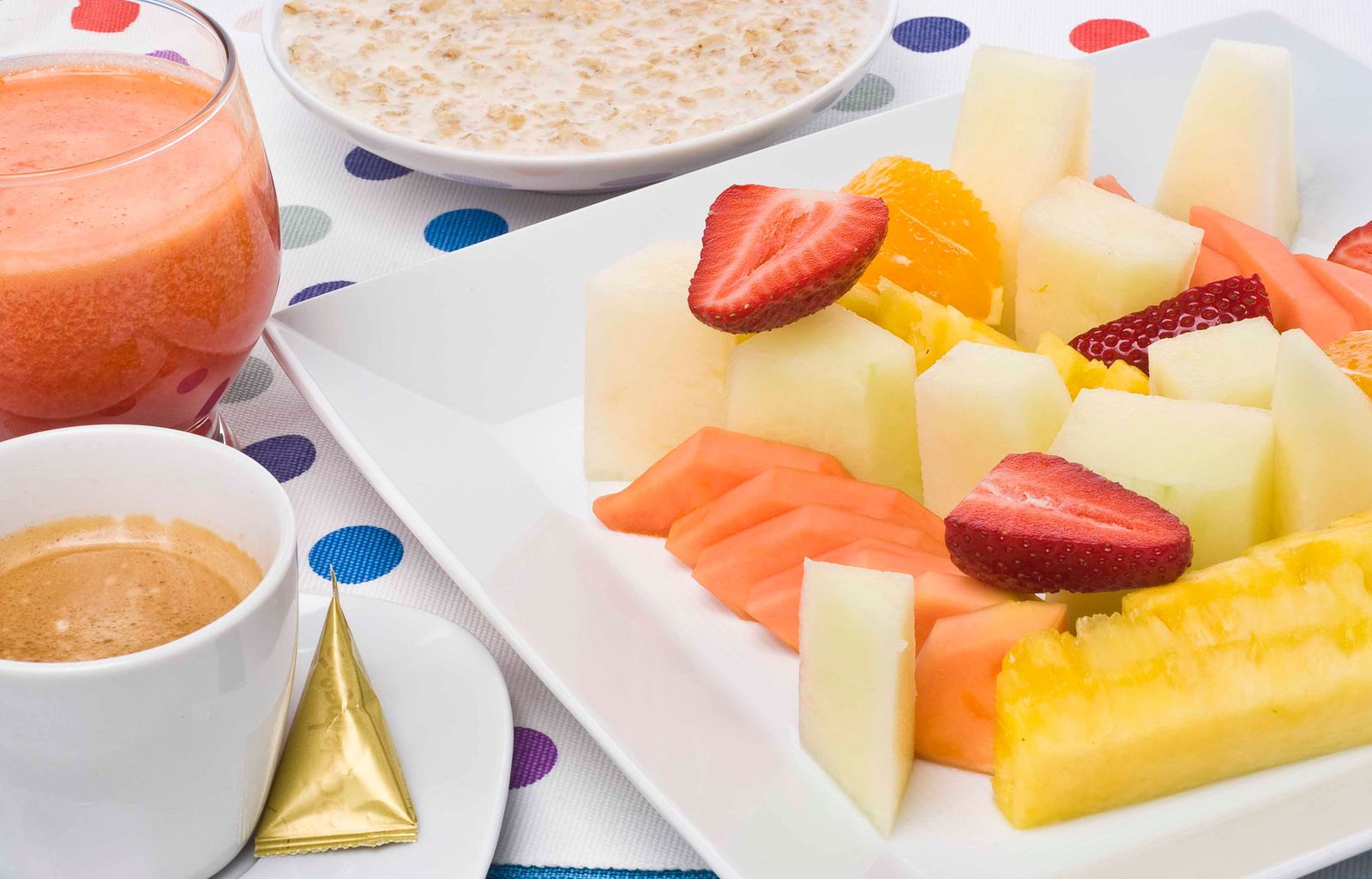 Desayuno con avena y frutas
