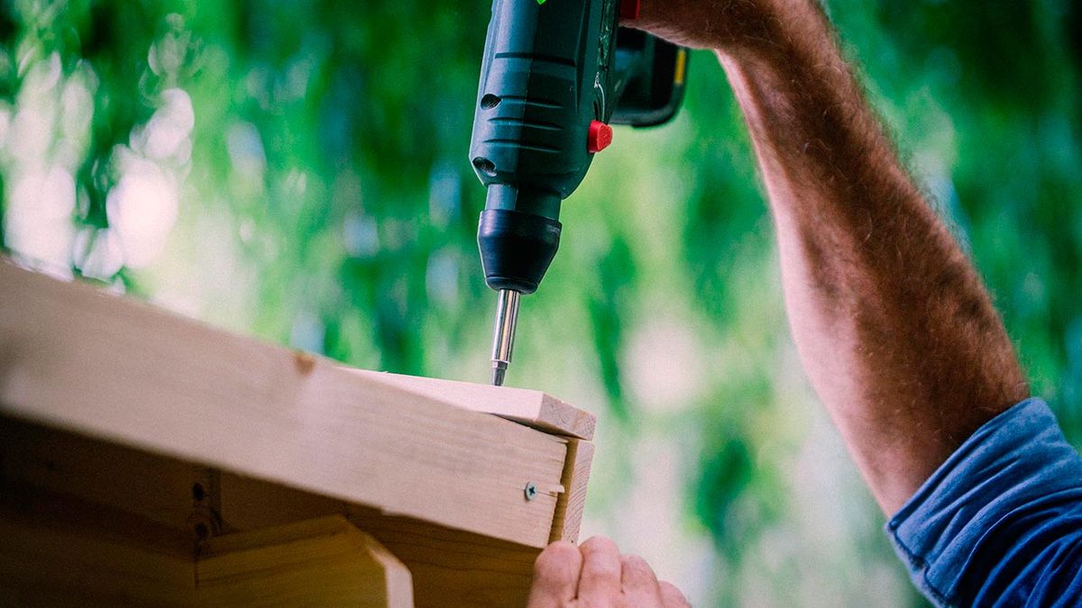 Cómo montar una caseta de madera para el jardín paso 9