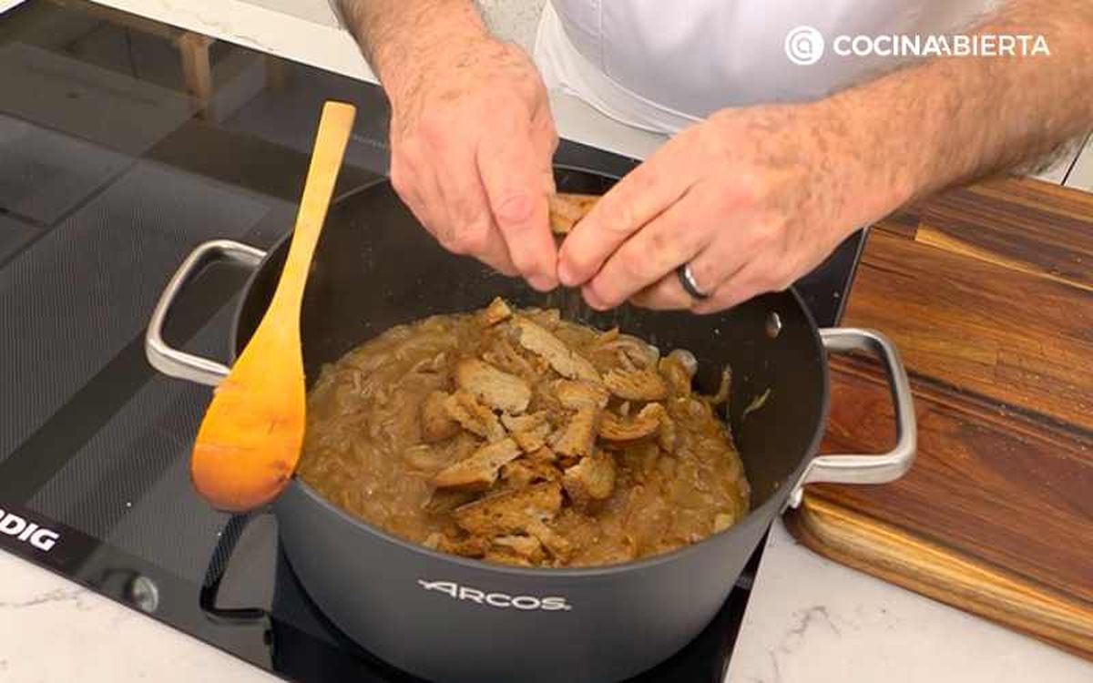 Añade el pan tostado