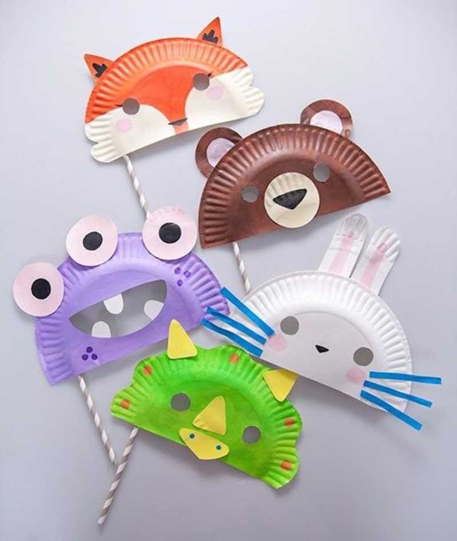 Máscaras hechas con platos para Carnaval.