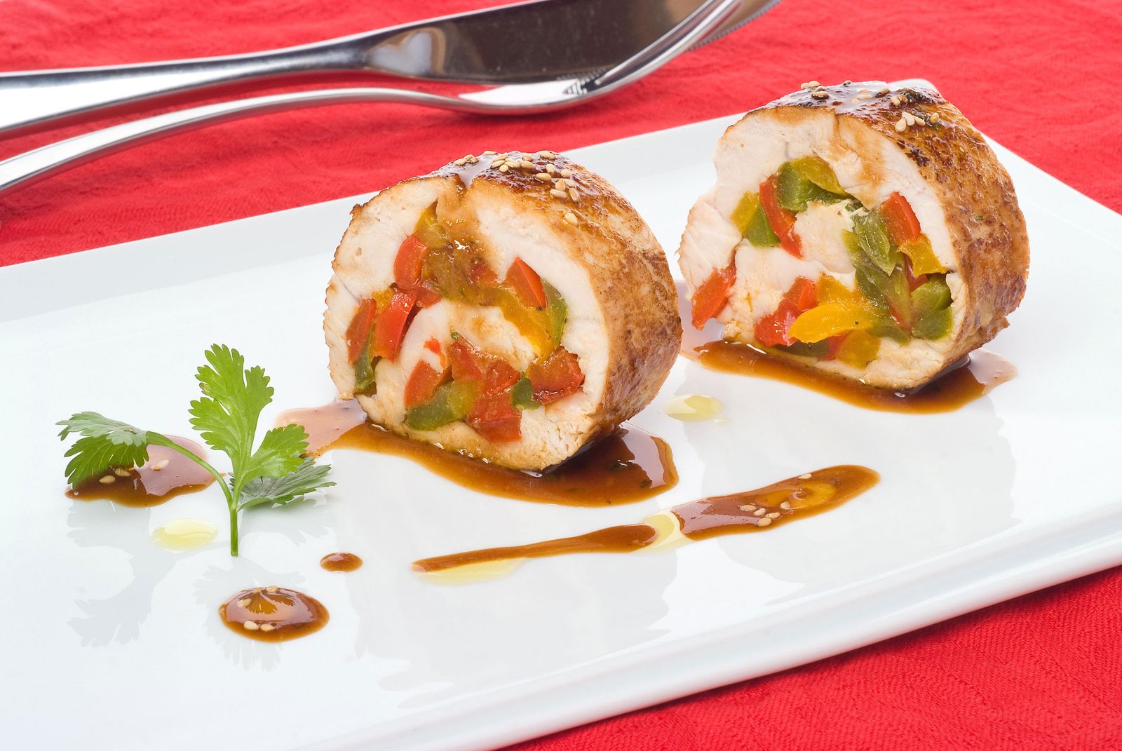 Rollo de pavo con pimientos y salsa oriental