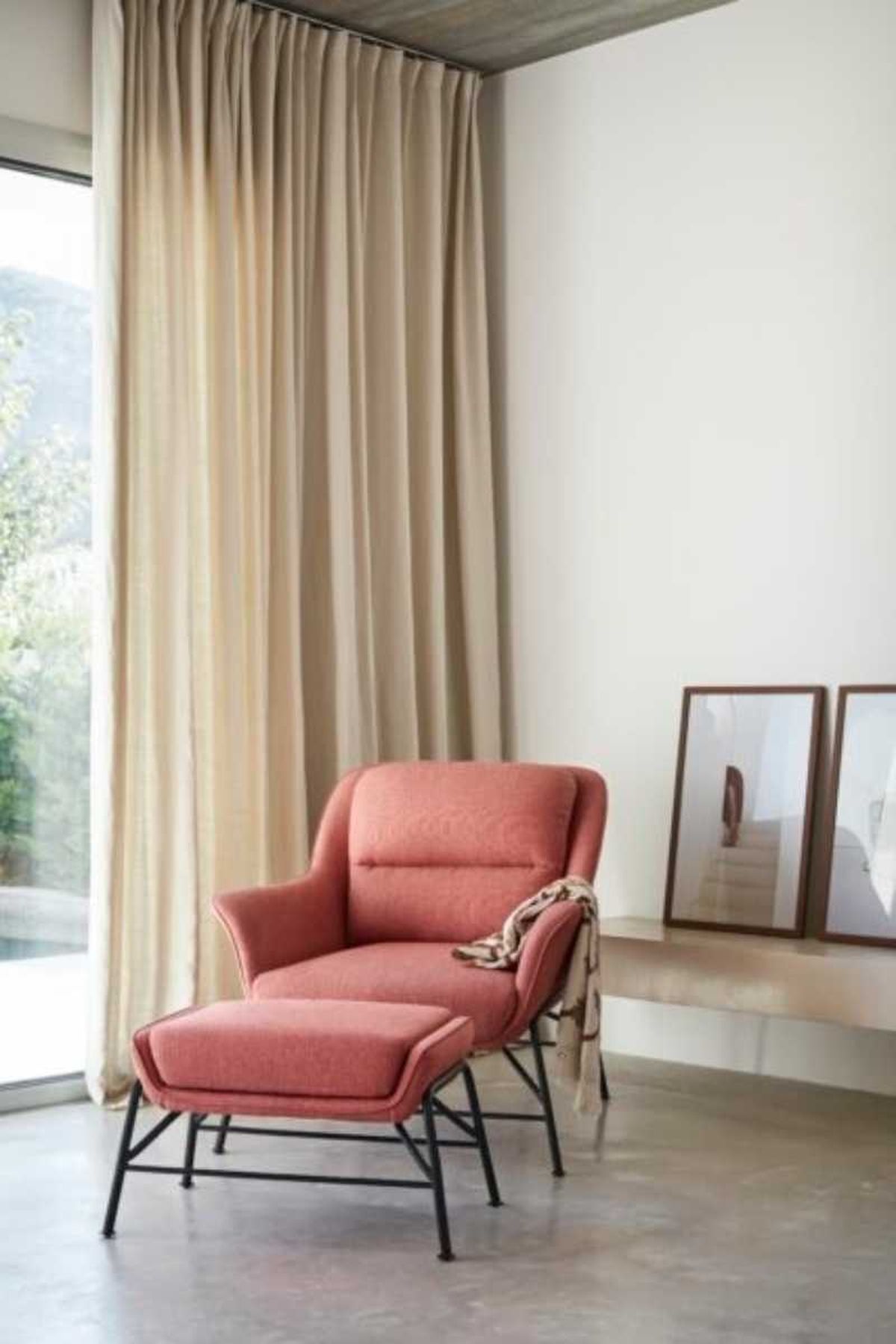 Butaca con reposapiés y estructura de metal.