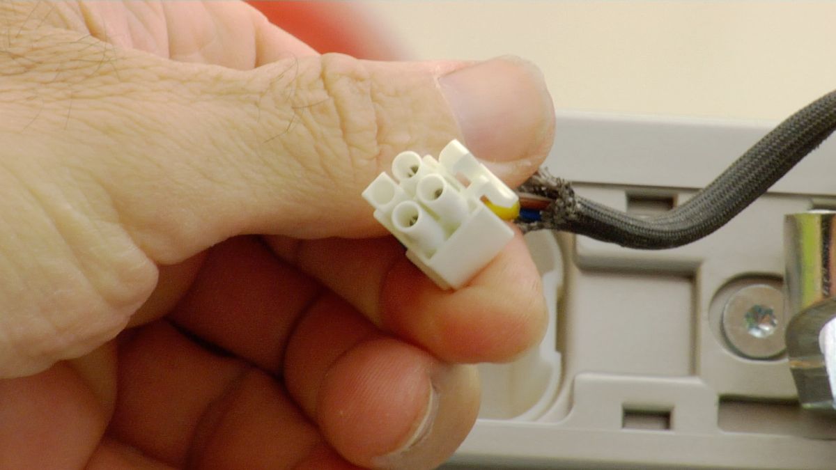 Cambiar el sentido de apertura de la puerta del frigorífico paso 5