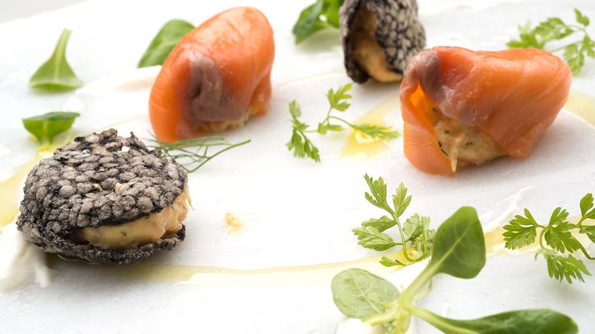 KARL6011 Rillette de salmón, crema de raifort y crujiente de arroz y txipirón