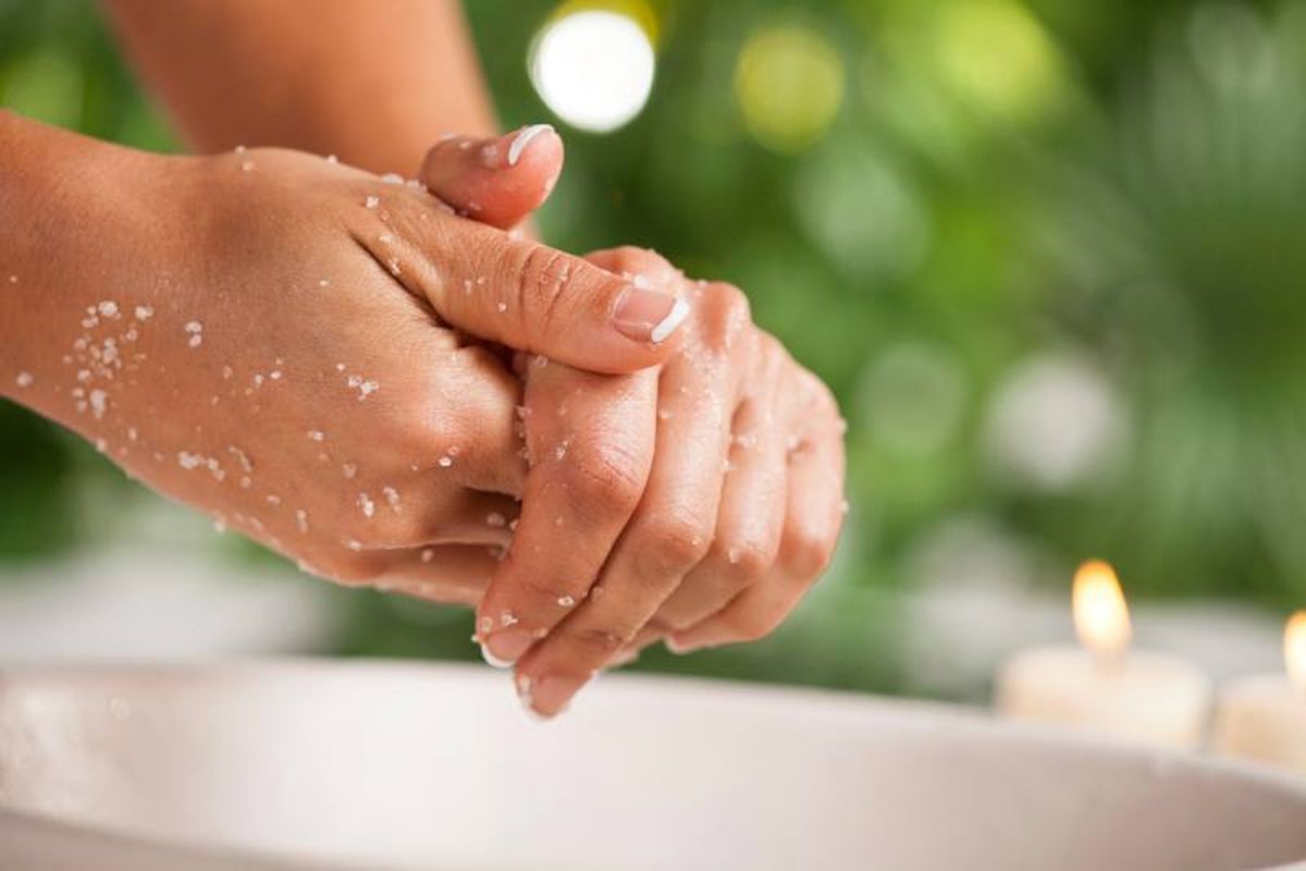 La sal también tiene capacidad para absorber el olor que deja el ajo en las manos