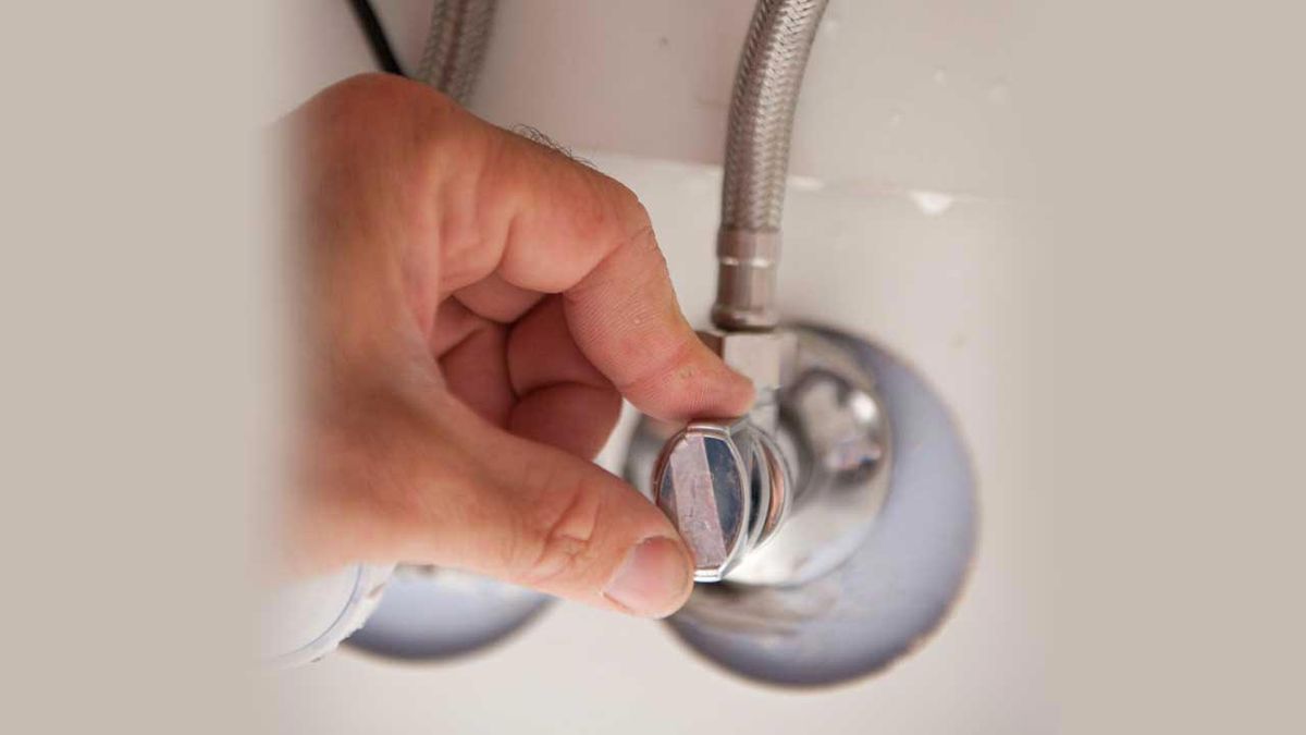 Instalar grifo automático en lavabo paso 7